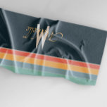 Mit Monogramm Retro-Vintage Farbpalettenstreifen Strandtuch<br><div class="desc">Minimalistisches Design von bunten,  horizentalen Linien und Strippes inspiriert durch den lustigen 70er Stil,  mit einem 70er Retro Vintage Farbpalette von blau gelb-orange und grau aqua für alle nostalgischen Menschen. Dieses Design kann leicht angepasst und personalisiert werden mit Namen und monogramm Retro-Stil elegante Typografie.</div>
