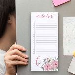 Mit Monogramm rosa Peony-Blume Magnetischer Notizblock<br><div class="desc">Hübsches Magnetnotepad zur Personalisierung mit dem Monogramm. Die Vorlage ist für Sie Set, um Ihren Namen und Initial (aber Sie können jeden Bereich leer verlassen, wenn Sie es vorziehen, nur einen oder den anderen). Dieses Blumendesign hat rosa Blume aus Aquarellpanzer mit Blattwerk und handgeschriebenen Schriftzeichen. Das Notizblock ist als Liste...</div>