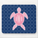 Mit Monogramm rosa Seeschildkröte-Blau Quatrefoil Mousepad<br><div class="desc">Ein Geschenk,  das eine Illustration einer rosa Meeresschildkröte kennzeichnet.  Personifizieren Sie mit Ihrem Monogramm auf der Muschel der Schildkröte.  Hintergrund ist Marineblau quatrefoil Muster.</div>