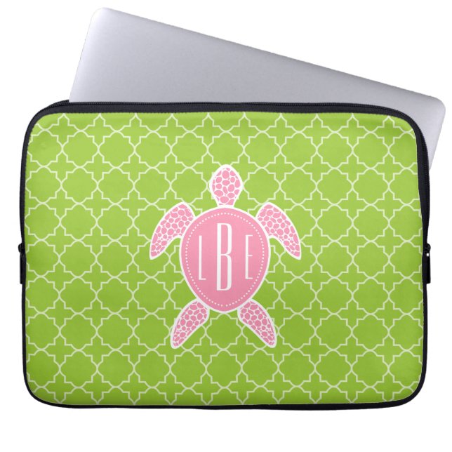 Mit Monogramm rosa Seeschildkröte-Grün Quatrefoil Laptopschutzhülle (Vorderseite)