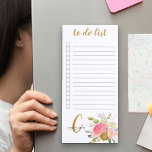 Mit Monogramm Rosa- und Gold-Blume Magnetischer Notizblock<br><div class="desc">Hübsches Magnetnotepad zur Personalisierung mit dem Monogramm. Die Vorlage ist für Sie Set, um Ihren Namen und Initial (aber Sie können jeden Bereich leer verlassen, wenn Sie es vorziehen, nur einen oder den anderen). Dieses feminine Design hat rosa und goldene Blume mit Blattwerk und bouncy handgeschriebenen Schriftzeichen. Das Notizblock ist...</div>