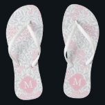 Mit Monogramm rosa und graublütige Damaske Flip Flops<br><div class="desc">Schönes und elegantes florales Damastmuster und Quarterfolienmonogramm.</div>