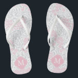 Mit Monogramm rosa und graublütige Damaske Flip Flops<br><div class="desc">Schönes und elegantes florales Damastmuster und Quarterfolienmonogramm.</div>