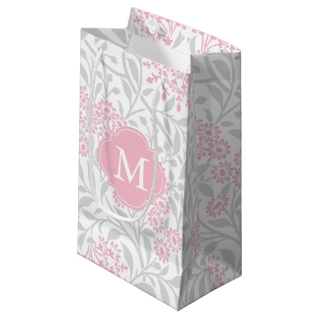 Mit Monogramm rosa und graues Blumendamast-Muster Kleine Geschenktüte (Vorderseite Schrägansicht)