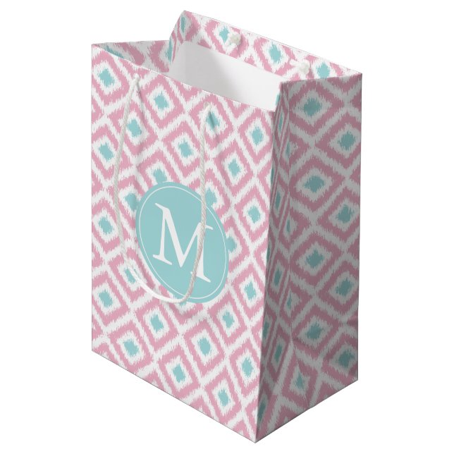 Mit Monogramm Rosa- und Mini-Diamanten-Ikat-Muster Mittlere Geschenktüte (Vorderseite Schrägansicht)