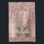 Mit Monogramm Rose Gold Glitzer Tropfen auf rosa M Geschirrtuch<br><div class="desc">Moderne, mädchenhafte Rose Gold Glitzer Tropfen Name und mit Monogramm Küchentücher. Dieses Design verfügt über rot rosa Rosa Gold Glitzer funkelnde Tropfen auf rosa gebürstetem Metall Hintergrund mit benutzerdefinierten personalisierten Monogramm Initial-und Vorname Text Vorlage. Perfektes weibliches Geschenk. Bitte beachten Sie, dieses Design ist gedruckt Foto-Effekt. Wenn Sie Hilfe oder passende...</div>