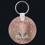 Mit Monogramm Rose Gold Glitzer Tropfen auf rosa M Schlüsselanhänger<br><div class="desc">Moderne, mädchenhafte Rose Gold Glitzer Tropfen Name und mit Monogramm Schlüsselanhänger.Dieses Design bietet rot rosa Rosa Gold Glitzer funkelnde Tropfen auf rosa gebürstetem Metall Hintergrund mit benutzerdefinierten personalisierten Monogramm Initial-und Vorname Text Vorlage. Perfektes weibliches Geschenk. Bitte beachten Sie, dieses Design ist gedruckt Foto-Effekt. Wenn Sie Hilfe oder passende Artikel benötigen,...</div>