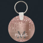 Mit Monogramm Rose Gold Glitzer Tropfen auf rosa M Schlüsselanhänger<br><div class="desc">Moderne, mädchenhafte Rose Gold Glitzer Tropfen Name und mit Monogramm Schlüsselanhänger.Dieses Design bietet rot rosa Rosa Gold Glitzer funkelnde Tropfen auf rosa gebürstetem Metall Hintergrund mit benutzerdefinierten personalisierten Monogramm Initial-und Vorname Text Vorlage. Perfektes weibliches Geschenk. Bitte beachten Sie, dieses Design ist gedruckt Foto-Effekt. Wenn Sie Hilfe oder passende Artikel benötigen,...</div>