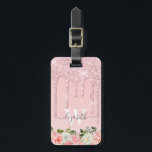 Mit Monogramm Rose Gold Glitzer Tropfen Rosa Blüte Gepäckanhänger<br><div class="desc">Moderne, mädchenhafte Rose Gold Glitzer Tropfen Name und mit Monogramm Design. Dieses Design verfügt über rot rosa Rosa Gold Glitzer funkeln Tropfen auf rosa Hintergrund. Im unteren rot rosa Aquarellfarben Rose Blumengestalt. Einschließlich eines benutzerdefinierten personalisierten Monogramm-Initial und einer Textvorlage mit Vornamen in handgeschriebenem Skript-Schriftart. Perfektes weibliches Geschenk. Bitte beachten Sie,...</div>