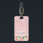 Mit Monogramm Rose Gold Glitzer Tropfen Rosa Blüte Gepäckanhänger<br><div class="desc">Moderne, mädchenhafte Rose Gold Glitzer Tropfen Name und mit Monogramm Design. Dieses Design verfügt über rot rosa Rosa Gold Glitzer funkeln Tropfen auf rosa Hintergrund. Im unteren rot rosa Aquarellfarben Rose Blumengestalt. Einschließlich eines benutzerdefinierten personalisierten Monogramm-Initial und einer Textvorlage mit Vornamen in handgeschriebenem Skript-Schriftart. Perfektes weibliches Geschenk. Bitte beachten Sie,...</div>
