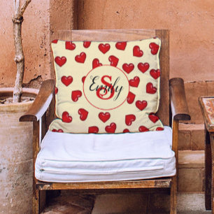 Mit Monogramm rote Herzen auf Gelb Kissen