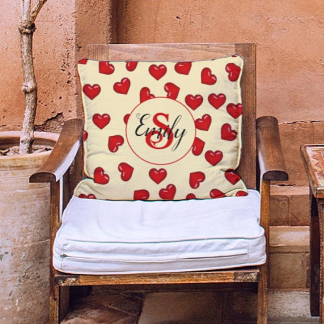 Mit Monogramm rote Herzen auf Gelb Kissen (Von Creator hochgeladen)