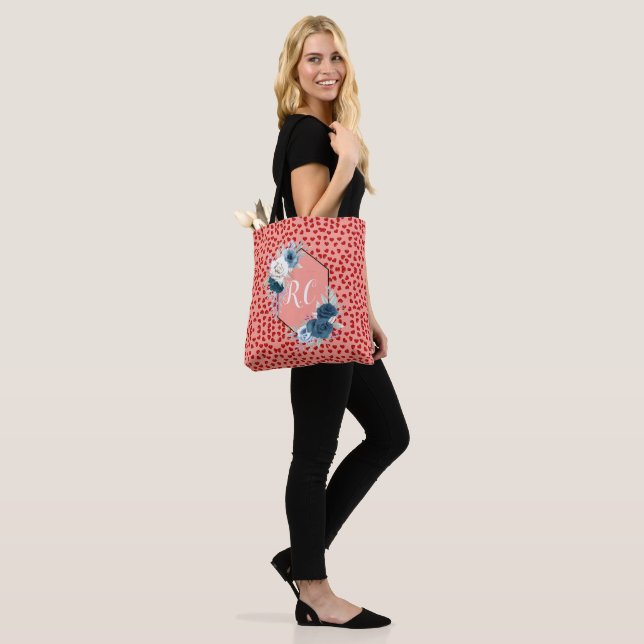Mit Monogramm Rotherzenmuster auf Rosa (Am Model)