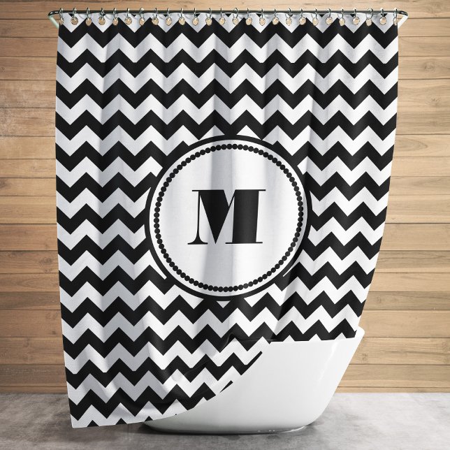 Mit Monogramm, Schwarz-weiß gestreiftes Zickzack M Duschvorhang (Monogram Black White Striped Chevron Pattern Shower Curtain)
