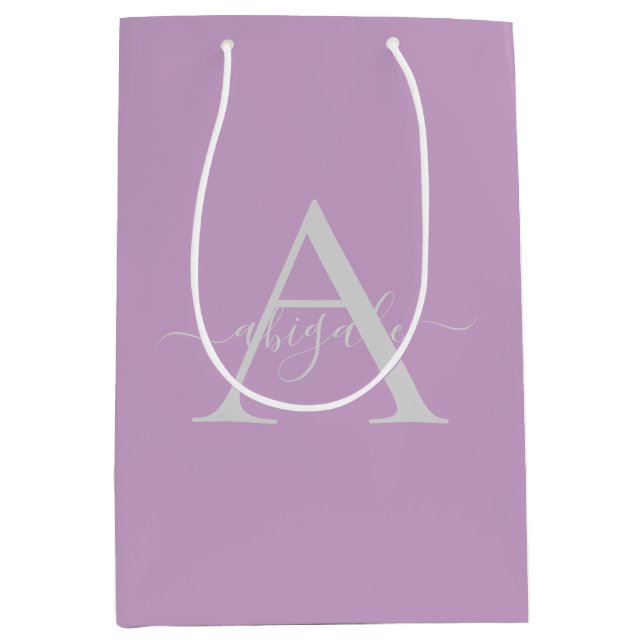 Mit Monogramm Script Lilac | Minimalistisches Eleg Mittlere Geschenktüte (Vorderseite)