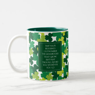 Mit Monogramm St Patrick Tag mit irischem Segen Zweifarbige Tasse