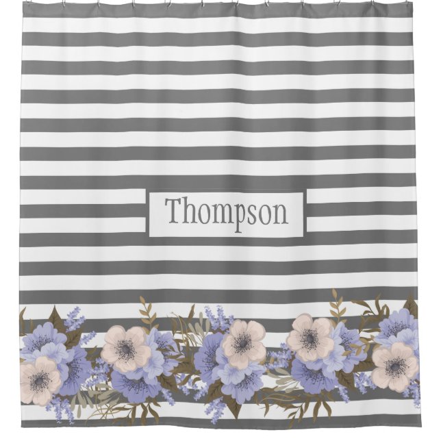 Mit Monogramm, staubblaue Wasserfarben-Blumenstrei Duschvorhang (Vorderseite)