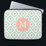 Mit Monogramm tadelloses korallenrotes Diamant Laptopschutzhülle<br><div class="desc">Stilvolle und ChicAusrüstungsbeschreibungen ein buntes und trendy Diamanten ikat Muster und können mit Ihrem Monogramm,  Initiale,  Namen oder jedem möglichem Text Ihrer Wahl für ein perfektes kundenspezifisches Geschenk personalisiert sein!</div>