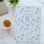 Mit Monogramm Vergessen Sie mir nicht blaue Flora  iPad Mini Hülle<br><div class="desc">Machen Sie Ihr iPad wahrlich mit unserem Mit Monogramm Vergessen Me Not Blue Floral Watercolor iPad Case! Mit einer bezaubernden, vergessenen und nicht wasserfarbenen Illustration auf einem ruhigen blauen Hintergrund. Personalisieren Sie es mit Ihren Initialen für eine Touch von blumengeschmückter Eleganz. Mit diesem blühenden Accessoire schützen Sie Ihr iPad stilvoll...</div>