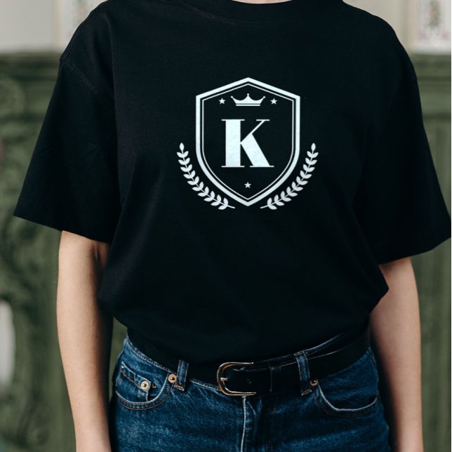 Mit Monogramm Vorname Initial Laurel Wreath Abzeic T-Shirt (Von Creator hochgeladen)