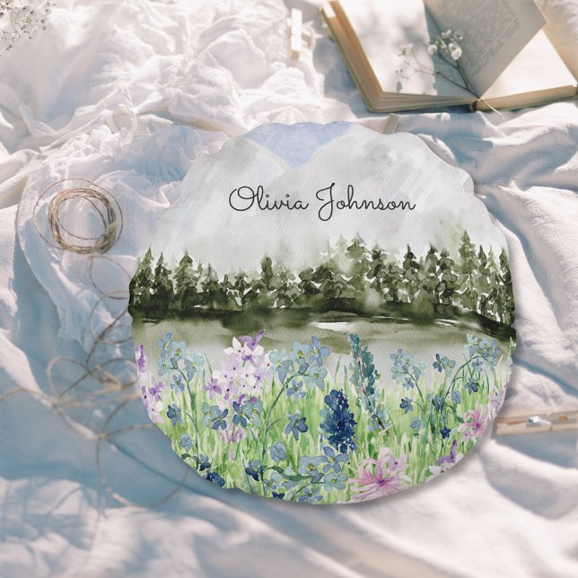 Mit Monogramm Wasserfarbe Blau Lila Blume Wiese Rundes Kissen (In situ on rug)