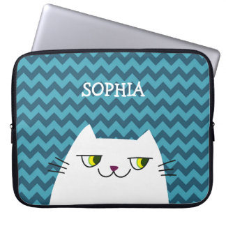 Mit Monogramm weiße Katze und blaues Zig Zag Laptopschutzhülle