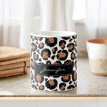 Mit Monogramm White and Gold Foil Gepardmuster Kaffeetasse<br><div class="desc">Monogram White and Gold Foil Cheetah oder Leopard gepunktetes Tiermuster Coffee Cup mit Ihrem Namen. Die Mit Monogramm Big Cat Animal Print Tasse verwendet moderne Imitate und Goldfolie. Die Cheetah Print ist ein großartiges Geschenk für ein wildes Party.</div>