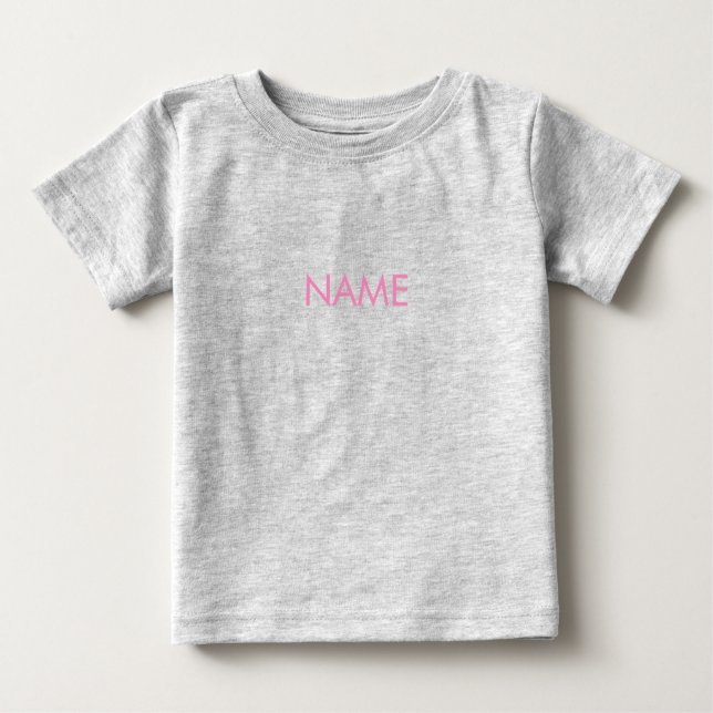 Mit Namen, minimalistisch rosa Buchstaben anpassen Baby T-shirt (Vorderseite)