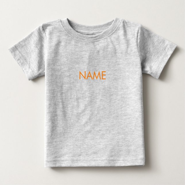 Mit Namen, minimalistischem orangefarbenem Text an Baby T-shirt (Vorderseite)