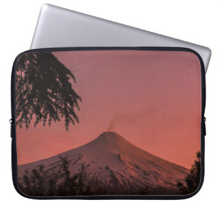 MIT SCHNEE BEDECKTER BERG WÄHREND DER GOLDENEN STU LAPTOPSCHUTZHÜLLE