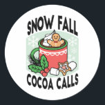 Mit Schneefall-Kakaoanrufen wärmen - Winter Drink Runder Aufkleber<br><div class="desc">Erfrischung mit unserem "Snow Fall Cocoa Calls" Design! Mit einer Tasse Kakao mit niedlichem Lebkuchenmann, Schneeflocken und Weihnachtsdekor ist dieses Design perfekt für T - Shirt, Tasse und festliche Wohngestaltung. Ein gemütliches Winterkunstwerk, das sich ideal für diejenigen eignet, die heiße Drinks und Ferien in Liebe haben. #WinterCocoa #HolidayDrinks #ChristmasVibes #CozyCocoaArt...</div>