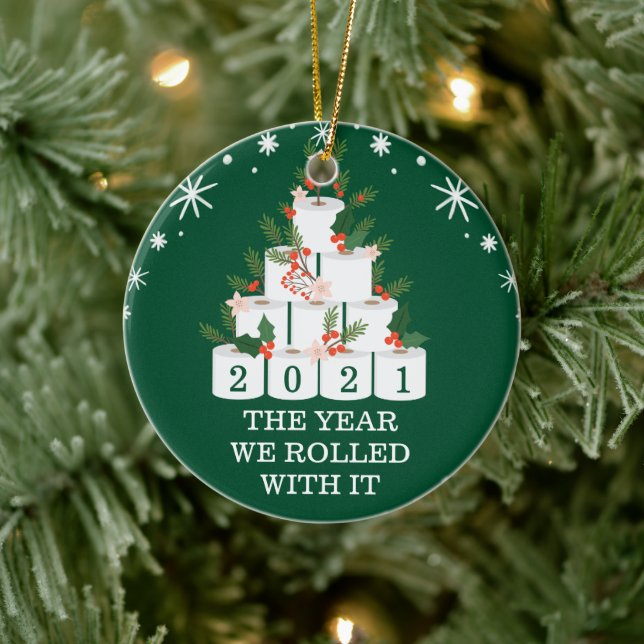 Mit seinem lustigen Toilettenpapier Weihnachtsbaum Keramik Ornament (Baum)