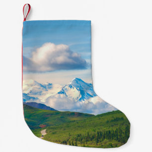 Mit seinen riesigen Bergen und umgeben von einem W Kleiner Weihnachtsstrumpf