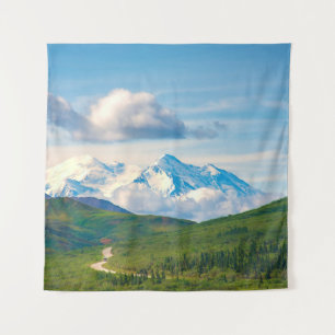 Mit seinen riesigen Bergen und umgeben von einem W Wandteppich