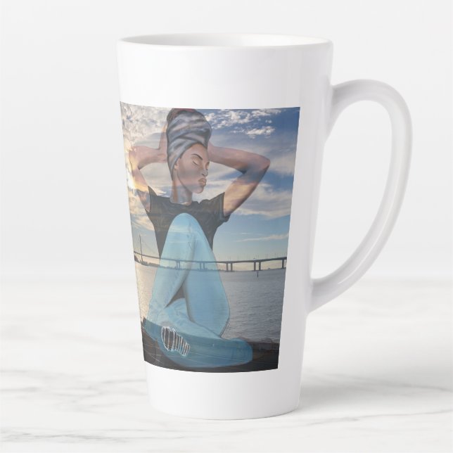 Mit Sonnenlicht und Latte-Tasse Milchtasse (Rechts)