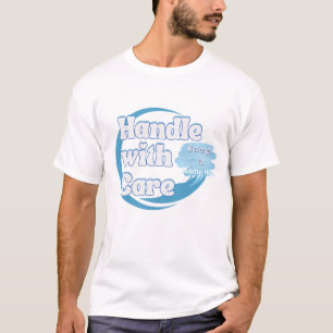 Mit Sorgfalt behandeln – Gehört 'Name' Personalisi T-Shirt