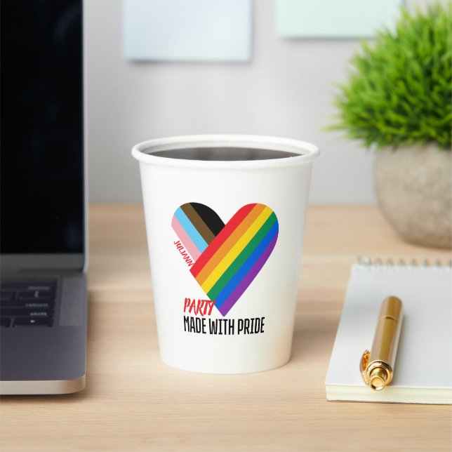 Mit Stolz gefertigt Regenbogen-Herz Custom Modern  Pappbecher (InSitu)
