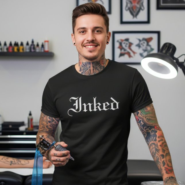 Mit Tinte geschwärzter gotischer Schriftart für T-Shirt (Von Creator hochgeladen)