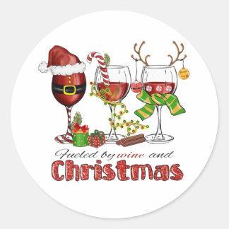 Mit Wein und Weihnachten gespeist Runder Aufkleber