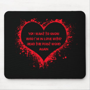 Mit wem ich in Liebe bin, lustiger Text in rotem H Mousepad