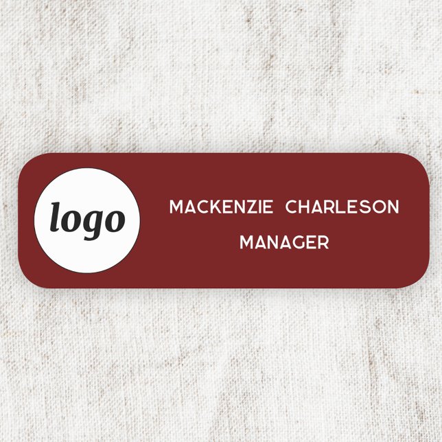 Mitarbeiter des Logos dunkelrotes Geschäft Namensschild (Simple logo with custom text business branding promotional dark red burgundy name tag badge)