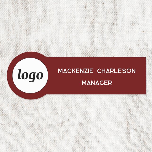 Mitarbeiter des Logos dunkelrotes Geschäft Namensschild (Simple logo with custom text business branding promotional dark red burgundy name tag )