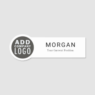 Mitarbeiter des Unternehmens für kundenspezifische Namensschild