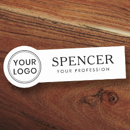 Mitarbeiter des Unternehmens mit eigenem Logo in j Namensschild