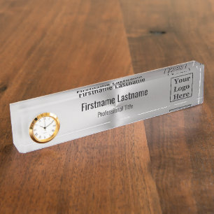 Mitarbeiter des Unternehmens mit Logo-Logo für das Namensplakette