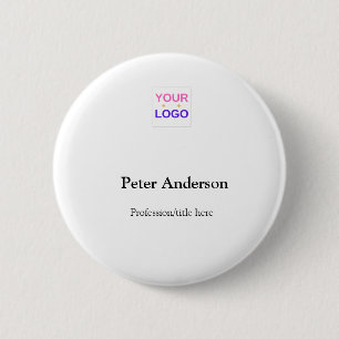 Mitarbeiter im Geschäft mit kundenspezifischem Unt Button