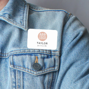 Mitarbeiter von Unternehmen mit Firmenlogo hinzufü Namensschild