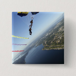 Mitglieder des US-Marine-Fallschirm-Teams Button