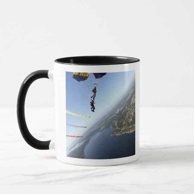 Mitglieder des US-Marine Parachute-Teams Tasse (Links)
