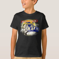 Mittage mit dem schwarzen T-Shirt Kara Kindes